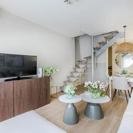 The Crystal Vine Lounge Apartment *