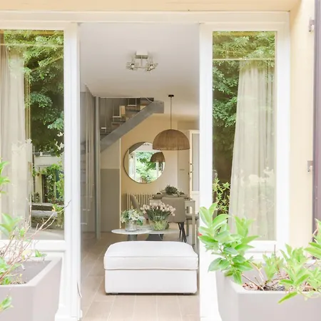 The Crystal Vine Lounge Apartment *